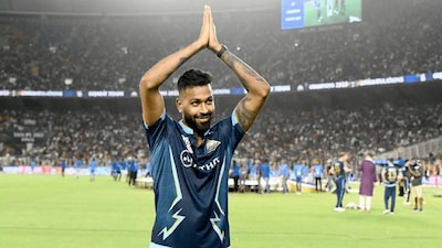 वायरल वीडियो में पंड्या क्रिसमस के मौके पर मुंबई में महीका शर्मा के साथ एक रेस्तरां से निकल रहे थे।