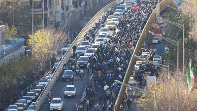 Iran Protest: ईरान की मुद्रा में एतिहासिक गिरावट, विरोध में सड़कों पर उतरी जनता, बाजार हुए बंद (PHOTO-AP)