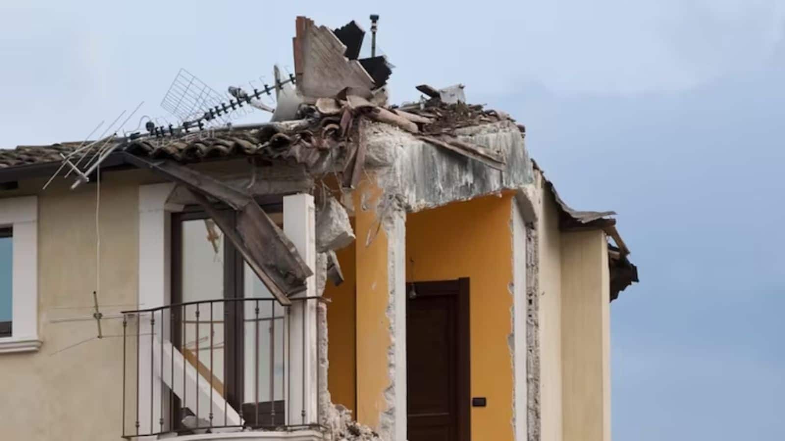 Japan Earthquake: जापान में 7.5 तीव्रता का शक्तिशाली भूकंप, 'मेगाक्वेक' की आशंका बढ़ी, 33 लोग घायल Japan Earthquake: जापान में 7.5 तीव्रता का शक्तिशाली भूकंप, 'मेगाक्वेक' की आशंका बढ़ी, 33 लोग घायल