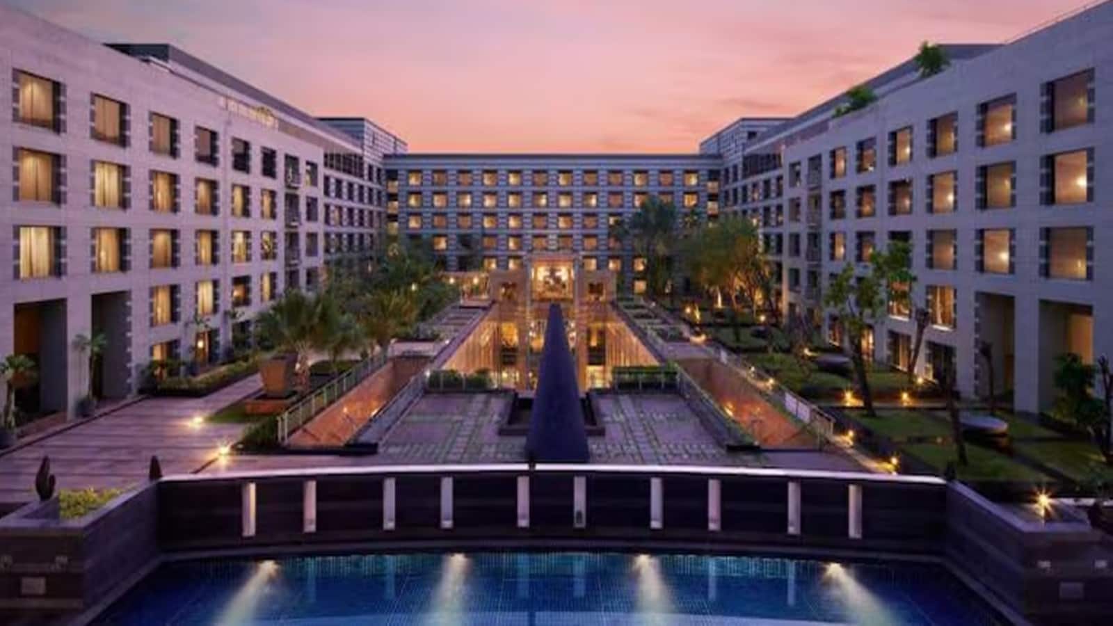 Juniper Hotels । मौजूदा भाव: ₹252.55 (-2.28%) जुनिपर होटल्स पर बोर्ड से जुड़े नियमों का पालन नहीं करने के चलते ₹2.65 लाख का जुर्माना लगा तो इसके शेयर आज इंट्रा-डे में 2.98% टूटकर ₹250.75 पर आ गए। 