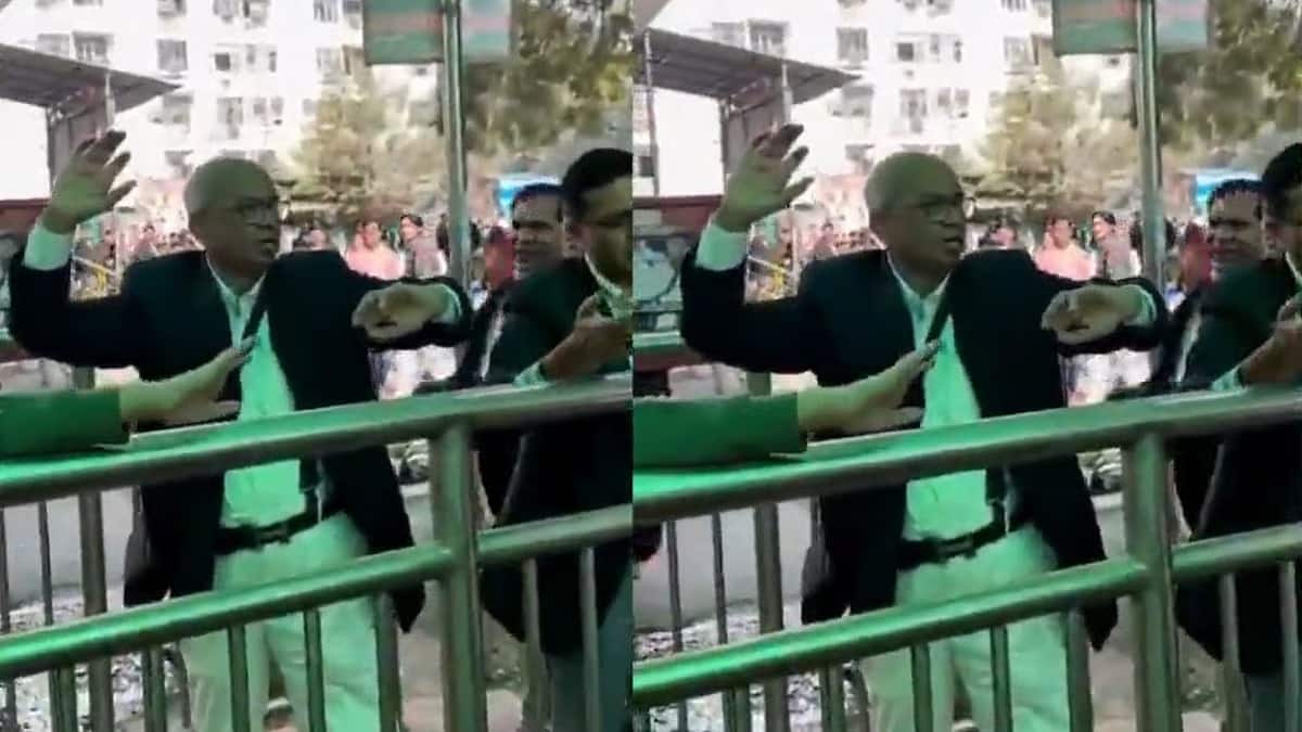 Lawyer Rakesh Kishore: CJI बी.आर. गवई पर जूता उछालने वाले वकील की पिटाई, कोर्ट परिसर में हुआ हमला Lawyer Rakesh Kishore: CJI बी.आर. गवई पर जूता उछालने वाले वकील की पिटाई, कोर्ट परिसर में हुआ हमला