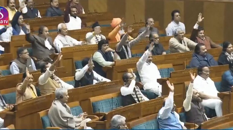 लोकसभा से पास हुआ VB – G RAM G बिल 2025, विपक्ष ने विरोध में फाड़कर उड़ाई  बिल की कॉपी | Moneycontrol Hindi