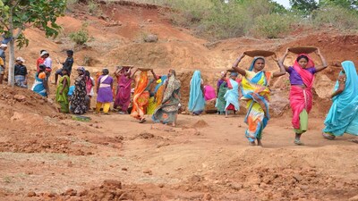 VB–G Ram G Bill 2025: शिवराज सिंह चौहान ने विपक्षी सदस्यों के हंगामे के बीच यह विधेयक पेश करने का प्रस्ताव रखा
