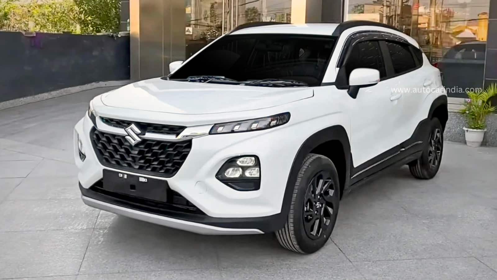 Maruti Suzuki Fronx अप्रैल 2023 में लॉन्च होने वाली Maruti Suzuki Fronx पर फिलहाल 78,000 रुपये तक की छूट मिल रही है। इस लाइन-अप में 100 hp टर्बो-पेट्रोल इंजन है जो पहली बार बलेनो RS में देखा गया था। इसके निचले वेरिएंट में 90 hp वाला 1.2-लीटर पेट्रोल इंजन CNG विकल्प के साथ मिलता है। इसकी कीमतें 6.85 लाख रुपये से 11.98 लाख रुपये के बीच हैं।
