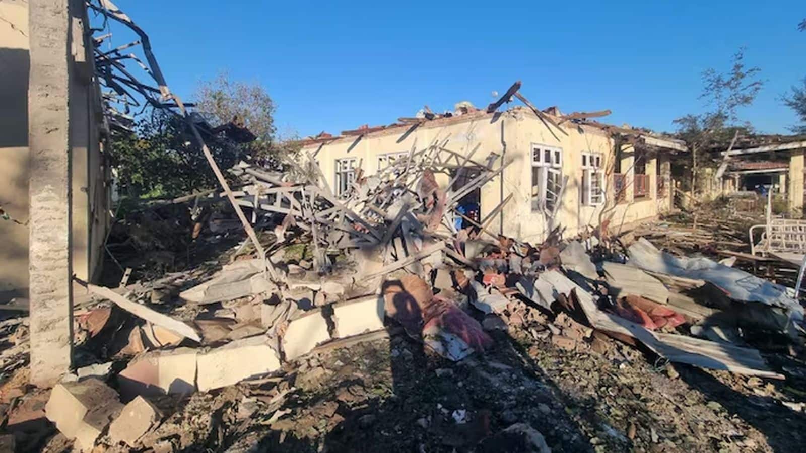 Myanmar Army Airstrike: म्यांमार की सेना ने अपने ही लोगों पर बरसाए बम! हवाई हमले में अस्पताल तबाह, 34 की मौत, 80 घायल Myanmar Army Airstrike: म्यांमार की सेना ने अपने ही लोगों पर बरसाए बम! हवाई हमले में अस्पताल तबाह, 34 की मौत, 80 घायल