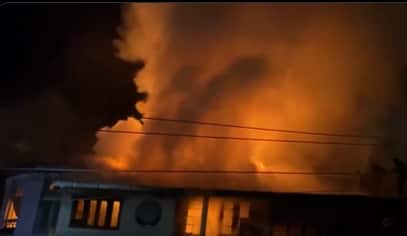 Nainital : नैनीताल के मकान में लगी भीषण आग, कई लोग अंदर फंसे...मौके पर कई फायर टेंडर Nainital : नैनीताल के मकान में लगी भीषण आग, कई लोग अंदर फंसे...मौके पर कई फायर टेंडर