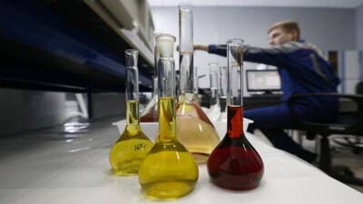  Navin Fluorine Q3 Results:कंपनी के ऑपरेटिंग परफॉर्मेंस में काफी सुधार देखने को मिला। EBITDA एक साल पहले के ₹147.3 करोड़ से दोगुना से ज़्यादा बढ़कर ₹307.4 करोड़ हो गया। 