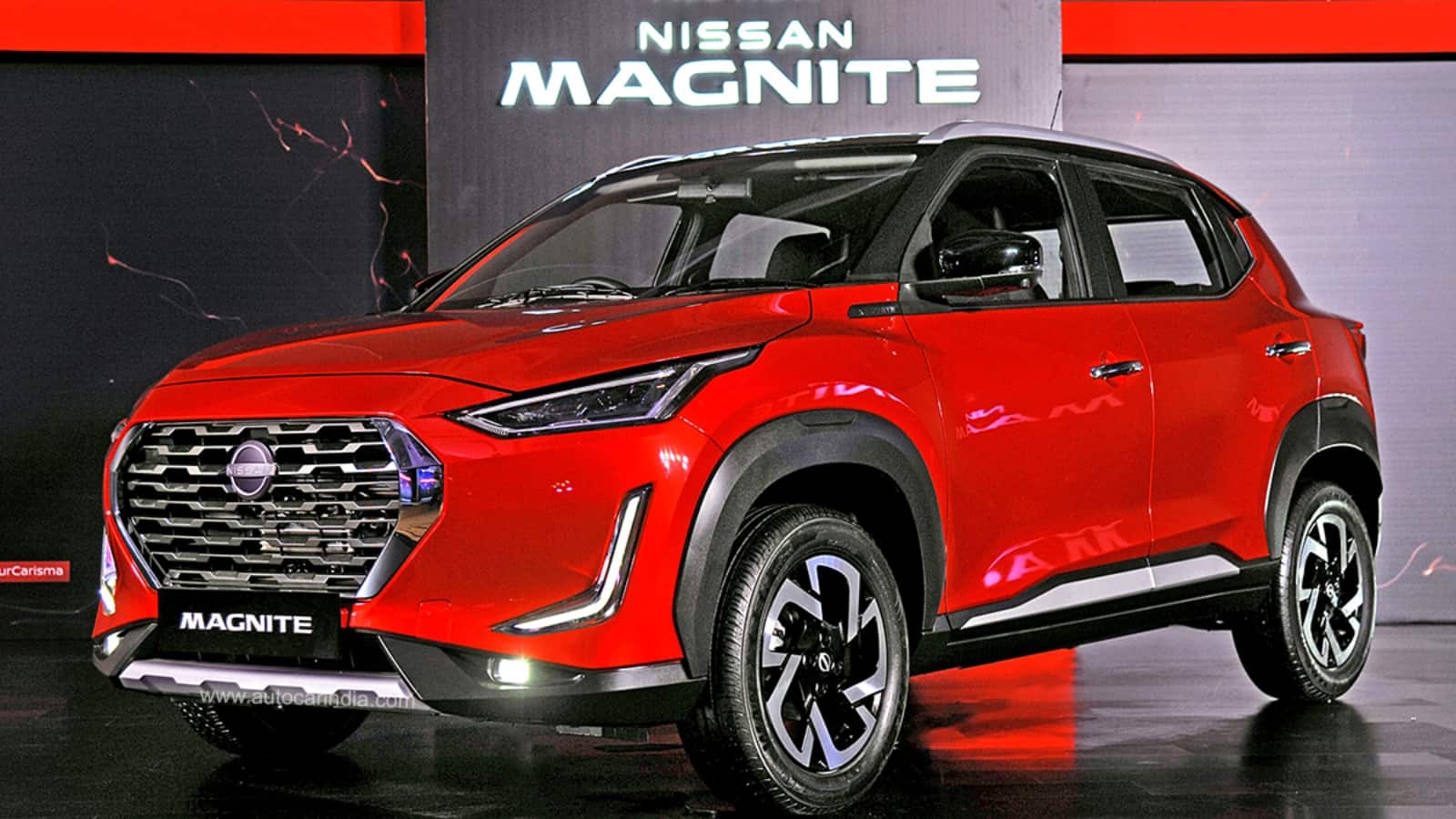 Nissan Magnite Nissan Magnite एक किफायती कॉम्पैक्ट SUV है, जिस पर इस महीने रीजन के हिसाब से अलग-अलग डिस्काउंट मिल रहे हैं-दक्षिण भारत में 1.36 लाख रुपये, पूर्वी भारत में 1.25 लाख रुपये, और बाकी राज्यों में 1.20 लाख रुपये तक। इसकी कीमत 5.62 लाख से 10.76 लाख रुपये के बीच है। Magnite दो इंजन ऑप्शंस के साथ आती है-1.0-लीटर नैचुरली एस्पिरेटेड पेट्रोल और 1.0-लीटर टर्बो-पेट्रोल, जो इसे देशभर में एक मजबूत वैल्यू-फॉर-मनी विकल्प बनाते हैं।