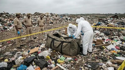 नोएडा में कूड़े के ढेर पर बैग में बंद मिली लड़की की लाश, चेहरा जला और गर्दन पर दिखे गहरे कट के निशान, जांच में जुटी पुलिस