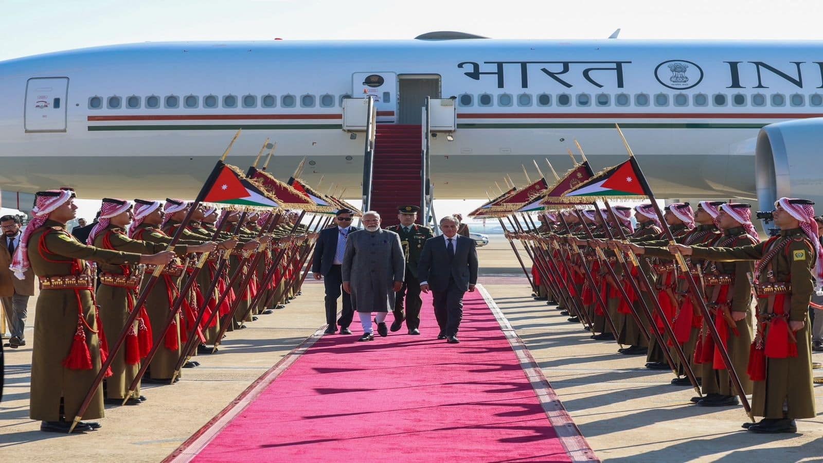PM Modi Jordan Visit: दो दिवसीय दौरे पर जॉर्डन पहुंचे पीएम मोदी, अम्मान एयरपोर्ट पर खुद प्रधानमंत्री जाफर हसन ने किया स्वागत PM Modi Jordan Visit: दो दिवसीय दौरे पर जॉर्डन पहुंचे पीएम मोदी, अम्मान एयरपोर्ट पर खुद प्रधानमंत्री जाफर हसन ने किया स्वागत