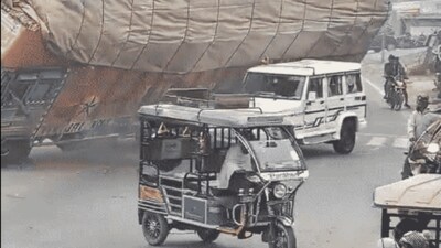 नैनीताल हाईवे पर अनियंत्रित ट्रक बोलेरो पर पलटा, ड्राइवर की मौके पर मौत, दरवाजा काटकर निकाली गई लाश