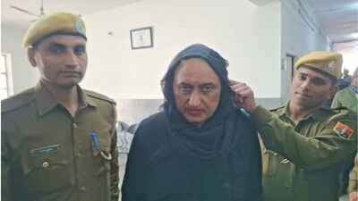 रेप का आरोपी सस्पेंड कांस्टेबल पुलिस से बचने के लिए बना औरत 
