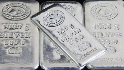 Silver Rates Prediction 2026: साल 2025 में चांदी ने निवेशकों को चौंकाने वाला रिटर्न दिया है। 