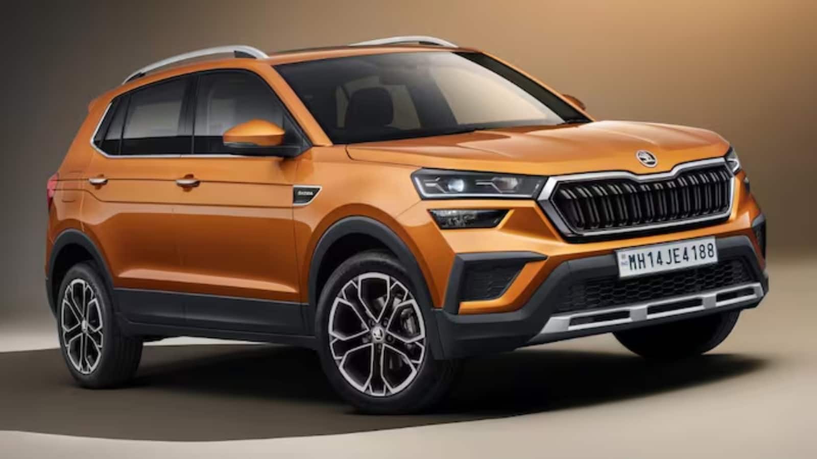 Skoda Kushaq Skoda Kushaq दिसंबर 2025 में साल के अंत में 3.25 लाख रुपये तक की छूट के साथ उपलब्ध है, जो मास-मार्केट SUV में सबसे ज्यादा है। खरीदार दो पेट्रोल इंजन ऑप्शन में इस खरीद सकते हैं, पहला 1.0-लीटर टर्बो-पेट्रोल इंजन है, जो 115 hp की पावर देता है और इसकी कीमत 10.61 लाख से 16.89 लाख रुपये के बीच है। दूसरा इंजन 1.5-लीटर टर्बो-पेट्रोल है, जो 150 hp की पावर देता है और इसकी कीमत 17.13 लाख से 18.43 लाख रुपये के बीच रखी गई है। सभी कीमतें एक्स-शोरूम हैं।