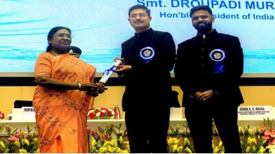 पटवारी ने दावा किया कि खंडवा में अधिकारियों ने AI की मदद से 2 फीट गहरे गड्ढों को गहरे कुओं में बदल दिया और इन फर्जी तस्वीरों को सरकारी पोर्टल पर अपलोड कर दिया
