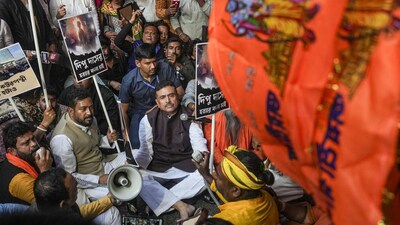India-Bangladesh Row: पश्चिम बंगाल विधानसभा में विपक्ष के नेता सुवेंदु अधिकारी ने हिंदू संगठनों के सदस्यों के साथ प्रदर्शन किया। (फाइल फोटो: PTI)
