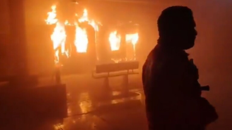 Ernakulam Express Fire: आंध्र प्रदेश में टाटानगर-एर्नाकुलम एक्सप्रेस में  लगी भीषण आग से दो AC कोच जलकर खाक; 1 व्यक्ति की मौत | Moneycontrol Hindi
