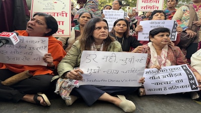 Unnao Rape Case Protests: प्रदर्शनकारी कोर्ट परिसर के पास नारे लगाए और सेंगर के बेल के आदेश का विरोध किया