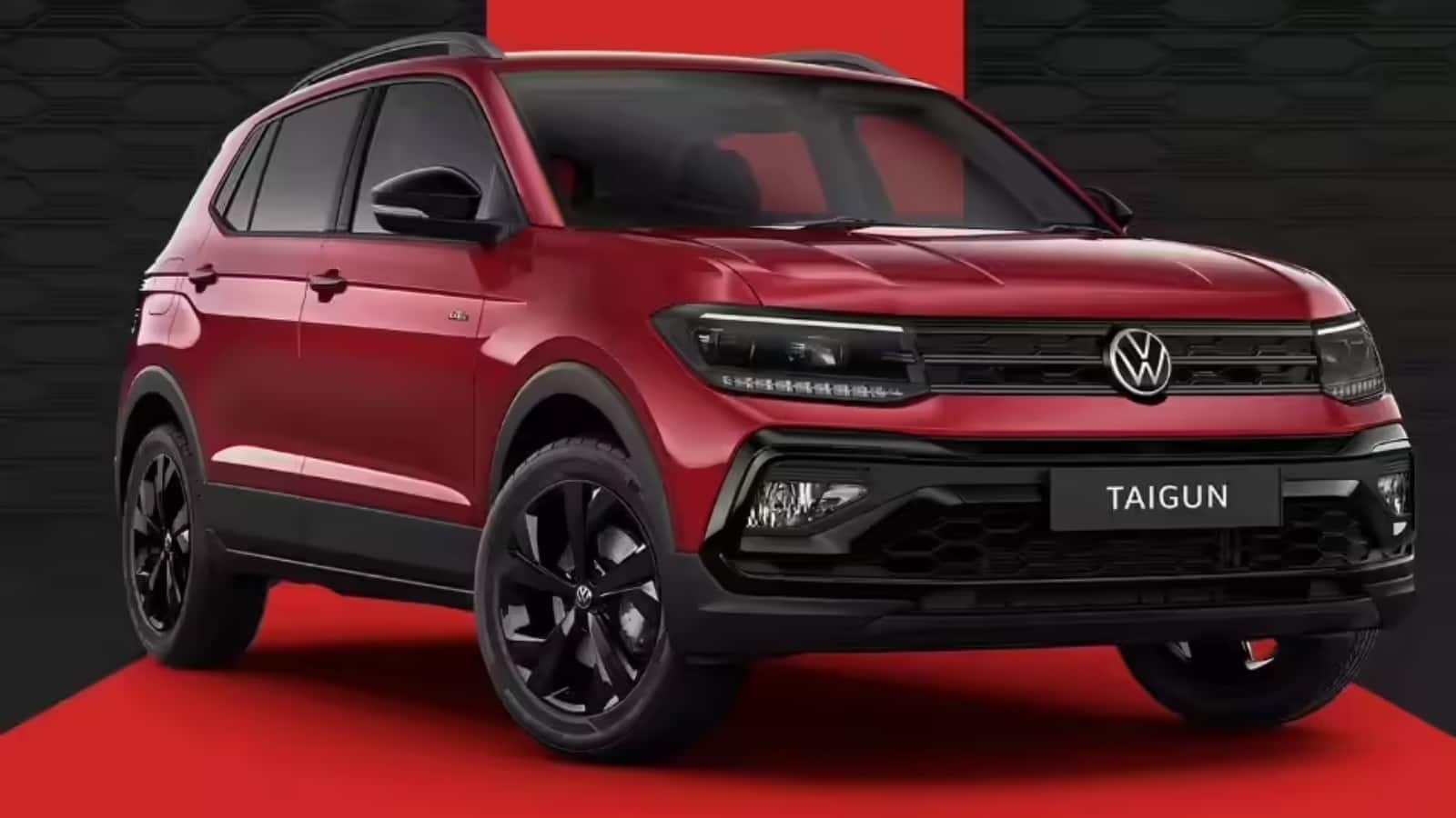 Volkswagen Taigun Skoda Kushaq की बैज-इंजीनियर्ड वर्जन, Volkswagen Taigun पर 2 लाख रुपये तक की छूट मिल रही है। Volkswagen ने इसके बेस वेरिएंट की कीमत भी 10.58 लाख रुपये रखी है। इसमें Kushaq वाला ही टर्बो-पेट्रोल इंजन मिलता है, लेकिन Taigun की खासियत यह है कि 1.5-लीटर इंजन के साथ 6-स्पीड मैनुअल गियरबॉक्स का विकल्प दिया गया है। इसकी कीमत 11.39 लाख रुपये से 19.15 लाख रुपये (सभी कीमतें एक्स-शोरूम) के बीच हैं।