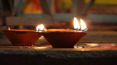पौष अमावस्या पर दक्षिण दिशा की ओर मुंह करके दीया जलाएं और अपने पूर्वजों को याद करें।