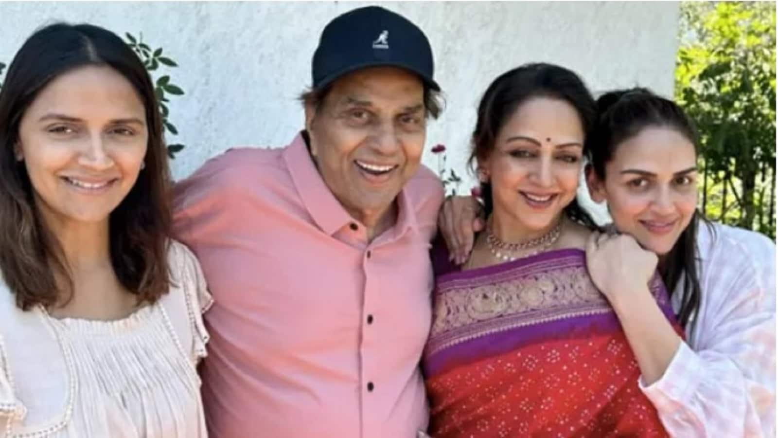 Dharmendra Prayer Meet in Delhi: बेटियों के साथ हेमा मालिनी अभिनेता और दिवंगत पति धर्मेंद्र के लिए दिल्ली में प्रार्थना सभा आयोजित करेंगी Dharmendra Prayer Meet in Delhi: बेटियों के साथ हेमा मालिनी अभिनेता और दिवंगत पति धर्मेंद्र के लिए दिल्ली में प्रार्थना सभा आयोजित करेंगी