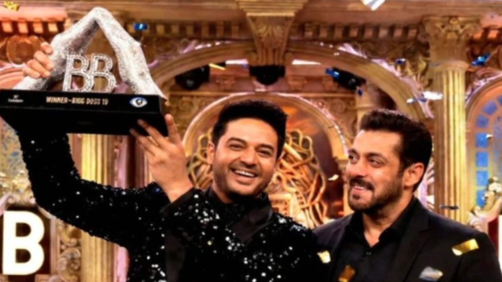 Bigg Boss 19 Winner: 'अनुपमा' फेम गौरव खन्ना ने जीता 'बिग बॉस 19' का खिताब, चमचमाती ट्रॉफी और प्राइज मनी लेकर पहुंचे घर