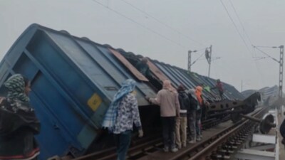 दुर्घटना की वजह से हाजीपुर-बरौनी रेल खंड की 'अप' और 'डाउन' दोनों लाइनों पर ट्रेनों की आवाजाही पूरी तरह बाधित हो गई है
