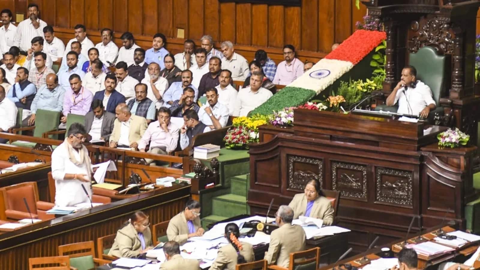 कर्नाटक विधानसभा में हेट स्पीच बिल पेश, अपराधियों को होगी 10 साल की जेल और लगेगा 1 लाख का जुर्माना कर्नाटक विधानसभा में हेट स्पीच बिल पेश, अपराधियों को होगी 10 साल की जेल और लगेगा 1 लाख का जुर्माना