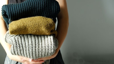 Tips for woolen clothes: कपड़ों पर रोएं पड़ने से बचने के लिए कपड़ों को पहनकर सोने से बचें।