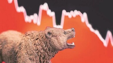 Share Market Falls: भारतीय शेयर बाजारों में आज 8 दिसंबर को चौतरफा भारी गिरावट देखने को मिली। सेंसेक्स 600 अंकों से अधिक क्रैश होकर बंद हुआ। वहीं निफ्टी गोता लगाकर 26,000 के नीचे आ गया। ब्रॉडर मार्केट में इससे भी तेज गिरावट दिखी। बीएसई मिडकैप इंडेक्स 1.73 फीसदी और बीएसई स्मॉलकैप इंडेक्स 2.20 फीसदी टूट गया। यह गिरावट इतनी तेज थी कि निवेशकों के दिन भर में करीब 7.5 लाख करोड़ रुपये डूब गए।