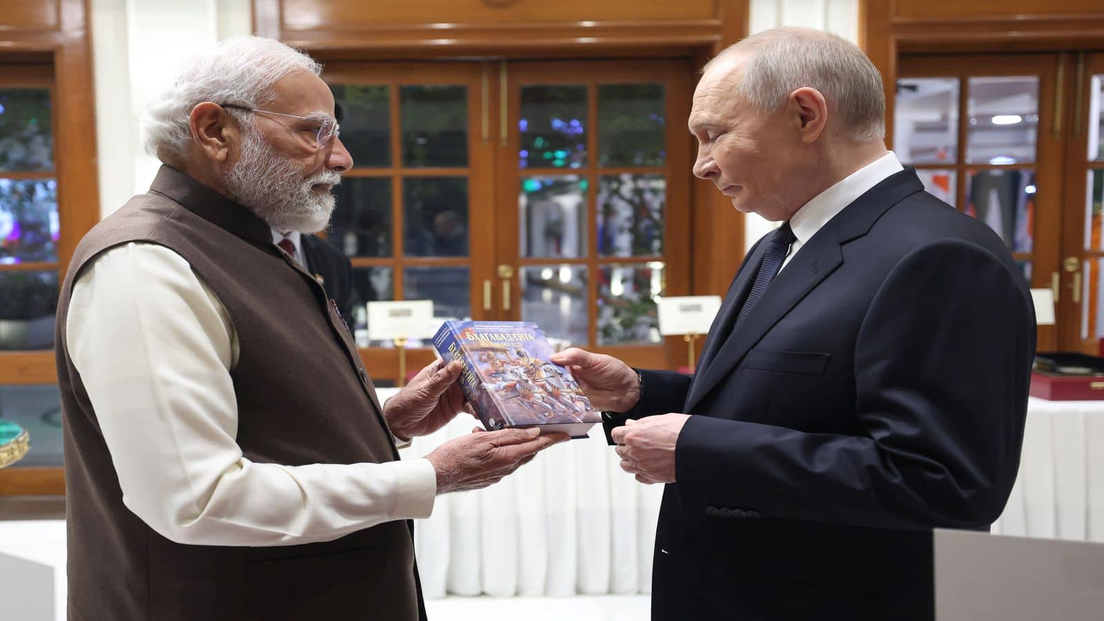 Putin in India: पीएम मोदी ने पुतिन को रूसी भाषा में भेंट की गीता, भारत-रूस शिखर वार्ता में आज कई बड़ी घोषणाओं की उम्मीद