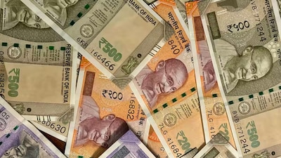 क्यों जरूरी है फाइनेंशियल प्लान की समीक्षा?
जिंदगी के हर मोड़ पर आय, खर्च और जिम्मेदारियां बदलती रहती हैं, लेकिन फाइनेंशियल प्लान पुराना रह जाता है तो भविष्य पर खतरा मंडराने लगता है। विशेषज्ञ कहते हैं कि सालाना कम से कम एक बार प्लान चेक करें, खासकर इनकम बदलाव, परिवार वृद्धि या स्वास्थ्य मुश्किलों के समय। इससे न सिर्फ लक्ष्य हासिल होते रहते हैं, बल्कि इमरजेंसी में तनाव कम होता है। उदाहरण: SIP को 10% बढ़ाने से 10 साल में कॉर्पस दोगुना हो सकता है। सही प्लानिंग से आर्थिक स्थिरता बनी रहती है।
