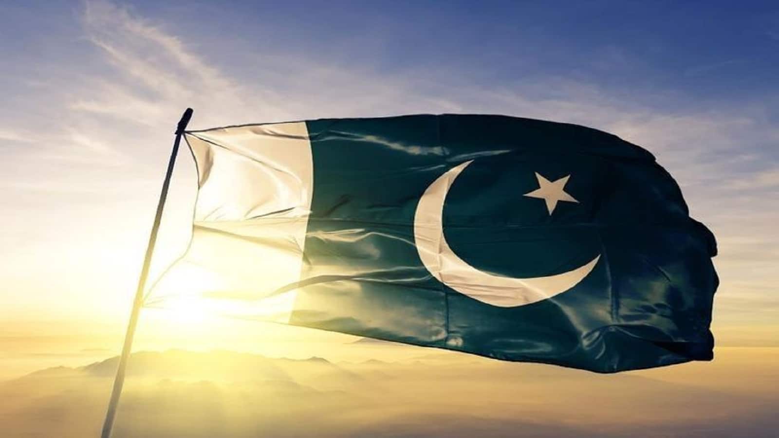 Pakistan migration data: डॉक्टर-इंजीनियर खाली कर रहे पाकिस्तान का दिमाग, दो साल में 29000 पेशेवरों ने छोड़ा देश Pakistan migration data: डॉक्टर-इंजीनियर खाली कर रहे पाकिस्तान का दिमाग, दो साल में 29000 पेशेवरों ने छोड़ा देश