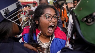 Kolkata protests: पुलिस ने प्रदर्शनकारियों को तितर-बितर करने के लिए लाठीचार्ज किया