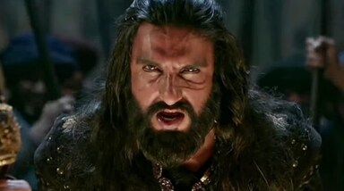 Padmaavat- 585 crore worldwide

संजय लीला भंसाली के निर्देशिन में बनी इस फिल्म ने दुनिया भर में 585 करोड़ रुपये से ज़्यादा की कमाई की थी। इसमें रणवीर सिंह, दीपिका पादुकोण और शाहिद कपूर लीड में हैं। फिल्म 25 जनवरी 2018 को रिलीज़ हुई थी।