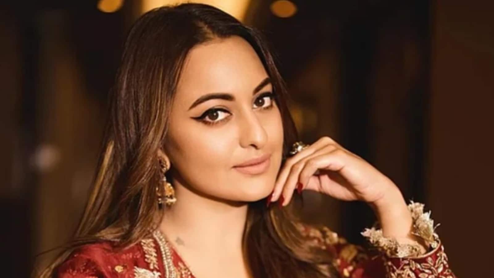 Sonakshi Sinha: ऑनलाइन ट्रोलिंग पर बोलीं सोनाक्षी सिन्हा, 'कोई भी कहीं भी बैठ कर आपको कुछ भी बोल रहा है' Sonakshi Sinha: ऑनलाइन ट्रोलिंग पर बोलीं सोनाक्षी सिन्हा, 'कोई भी कहीं भी बैठ कर आपको कुछ भी बोल रहा है'