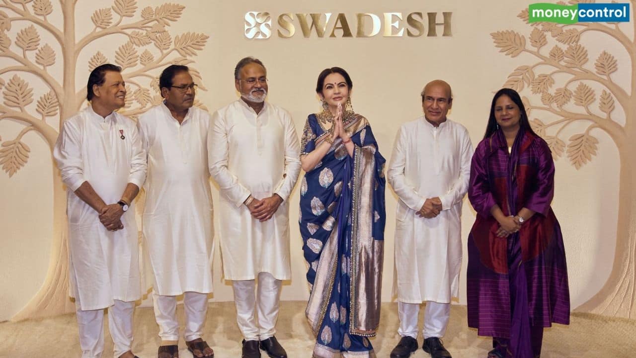 नीता अंबानी ने 'स्वदेश' में भारतीयों कारीगरों का किया समर्थन नीता अंबानी ने 'स्वदेश' में भारतीयों कारीगरों का किया समर्थन