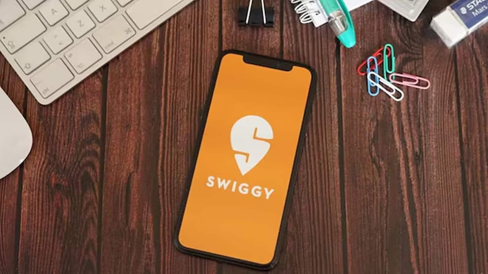 Swiggy QIP में टॉप 4 म्यूचुअल फंड्स जमकर लगा रहे पैसे, इस फ्लोर प्राइस पर मिली 4 गुना बोली Swiggy QIP में टॉप 4 म्यूचुअल फंड्स जमकर लगा रहे पैसे, इस फ्लोर प्राइस पर मिली 4 गुना बोली