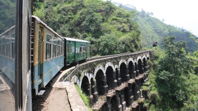 देश की कई ट्रेन में आपको बेहद शांत और सुंदर नजारों देखने को मिलता है
