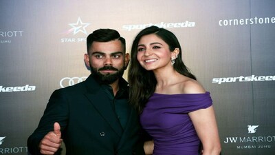 इस वीडियो में विराट और अनुष्का तेजी से एयरपोर्ट से बाहर निकलते हैं और अपने कार में बैठ जाते हैं।