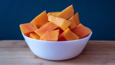 Papaya For Weinght t Loss: पपीता एक लो-कैलोरी फल है, जो बेली फैट कम करने में मदद कर सकता है।