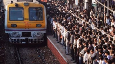 मुंबई में आज लगभग 300 लोकल ट्रेनें रद्द, सफर से पहले रूट जरूर चेक करें