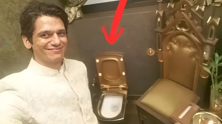 Selfie with Amitabh Bachchan’s “Golden Toilet” Goes Viral Selfie with Amitabh Bachchan’s “Golden Toilet” Goes Viral