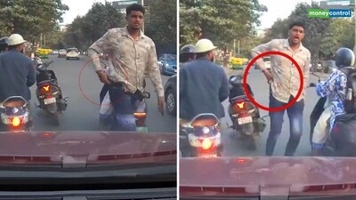 Bengaluru Road Rage Shocker: बेंगलुरु ट्रैफिक सिग्नल पर एक बाइकर ने सरेआम चाकू निकाला और कार ड्राइवर को धमकी दी 
