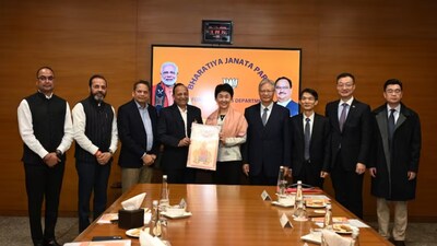 इस मुलाकात की तस्वीरें सामने आते ही कांग्रेस ने केंद्र सरकार और बीजेपी पर तीखा हमला बोला है