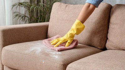 Couch cleaning tips: पूरा सोफा समान रूप से पाउडर से ढकें, खासकर सिलाई और सीट बैक पर।