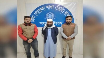 Dipu Chandra Das lynching Case: बांग्लादेश पुलिस ने ईशनिंदा के आरोपों पर हिंदू गारमेंट फैक्ट्री के वर्कर दीपू दास की लिंचिंग मामले में मुख्य आरोपी को गिरफ्तार कर लिया है। अधिकारियों के अनुसार, पूर्व टीचर यासीन अराफात ने हमले की योजना बनाने और उसे अंजाम देने में अहम भूमिका निभाई थी। बांग्लादेश में अल्पसंख्यकों के खिलाफ जारी अत्याचारों के बीच दीपू की हत्या का अंतरराष्ट्रीय स्तर पर निंदा हुई है।
कपड़ा कारखाने में काम करने वाले 25 वर्षीय दीपू चंद्र दास की 18 दिसंबर को मैमनसिंह शहर के बलुका में कथित ईशनिंदा के आरोप में भीड़ ने पीट-पीटकर हत्या कर दी। बाद में उनके शव को आग लगा दी गई। दास की हत्या में कथित संलिप्तता के आरोप में कम से कम 21 दरिंदों को गिरफ्तार किया गया है।
18 दिसंबर को मैमनसिंह जिले में दास को उनके फैक्ट्री सुपरवाइजरों ने इस्तीफा देने के लिए मजबूर किया। फिर उसे काम की जगह से बाहर निकाल दिया गया। इसके बाद इस्लामवादियों की गुस्साई भीड़ के हवाले कर दिया गया, जिसने उसे पीट-पीटकर मार डाला। इतना ही नहीं उनके शरीर को एक पेड़ से लटका दिया और आग लगा दी। बताया जाता है कि उसके सहकर्मी भी उसे मारने वाली भीड़ में शामिल थे।
पुलिस ने बताया कि दास की हत्या के बाद, गुरुवार को गिरफ्तार किया गया अराफात कथित तौर पर इलाके से भाग गया। अधिकारियों के अनुसार, उसने हमले की योजना बनाई। साथ ही दूसरों को इकट्ठा होने और दास को निशाना बनाने के लिए उकसाया। बताया जाता है कि स्थानीय समुदाय में उसके नेतृत्व ने उसे जल्दी से एक बड़ा समूह जुटाने में मदद की, जिससे स्थिति एक जानलेवा हमले में बदल गई।
पुलिस ने आगे कहा कि अराफात ने न केवल भीड़ को उकसाया। बल्कि उसे व्यक्तिगत रूप से एक चौराहे तक घसीटा, जहां उसे एक पेड़ से लटकाकर आग लगा दी गई। बताया जाता है कि अराफात स्थानीय निवासी है। वह एक मस्जिद में पढ़ाता था। अराफात के साथ, इस मामले में गिरफ्तारियों की कुल संख्या 21 हो गई है। अधिकारी घटना में शामिल किसी भी अतिरिक्त संदिग्ध की पहचान करने के लिए अपनी जांच जारी रखे हुए हैं।
बांग्लादेश हिंदू बौद्ध ईसाई एकता परिषद के प्रवक्ता के अनुसार, दिसंबर से अब तक हिंदू समुदाय के सात लोगों की हत्या हो चुकी है। हालांकि, परिषद ने दो पीड़ितों के बारे में विस्तृत जानकारी नहीं दी। अगस्त 2024 में शेख हसीना की सरकार के सत्ता से हटने होने के बाद से बांग्लादेश में अल्पसंख्यक समुदायों के खिलाफ हुई कई घटनाओं में वहां की हिंदू आबादी प्रभावित हुई है। वर्ष 2022 की जनगणना के अनुसार, बांग्लादेश में लगभग 1.31 करोड़ हिंदू रहते हैं, जो कुल जनसंख्या का लगभग 7.95 प्रतिशत है।
इन हिंदूओं की भी हो चुकी है हत्या
मोनी चक्रवर्ती: किराना दुकान के 40 वर्षीय मालिक की पांच जनवरी की रात को पलाश उप जिला के चारसिंदूर बाजार में अज्ञात हमलावरों ने धारदार हथियार से वार करके हत्या कर दी।
राणा प्रताप बैरागी: बर्फ बनाने की फैक्टरी के मालिक और नरैल से प्रकाशित होने वाले 'दैनिक बीडी खबर' नामक समाचार पत्र के कार्यवाहक संपादक राणा प्रताप बैरागी (38) की पांच जनवरी को दक्षिणी बांग्लादेश के जेस्सोर जिले में अज्ञात हमलावरों ने गोली मारकर हत्या कर दी।
खोकोन चंद्र दास: दुकान बंद कर घर लौट रहे हिंदू व्यापारी दास (50) पर 31 दिसंबर की रात बदमाशों ने बेरहमी से हमला किया, उन पर धारदार हथियार से वार किए और फिर आग लगा दी। दवाओं की दुकान और मोबाइल बैंकिंग करने वाले दास की तीन दिन बाद तीन जनवरी को अस्पताल में मृत्यु हो गई।
अमृत मंडल: राजबारी कस्बे के पांग्शा उप ज़िला में 24 दिसंबर को जबरन वसूली के आरोप में उनकी पीट-पीटकर हत्या कर दी गई। मंडल ने कथित तौर पर एक आपराधिक गिरोह बनाया था। जबरन वसूली और अन्य आपराधिक गतिविधियों में शामिल था। स्थानीय लोगों ने तब उस पर हमला किया जब उसने अपने गिरोह के सदस्यों के साथ मिलकर एक निवासी से धन वसूलने की कोशिश की।
