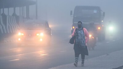 दिल्ली में कोहरे और 'खराब' AQI के साथ सुबह की शुरुआत