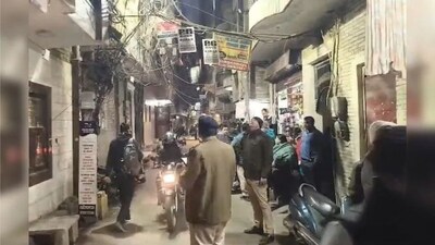 Delhi Triple Murder: मां और दो भाई-बहन की हत्या करने के बाद खुद पुलिस के पास पहुंचा शख्स
