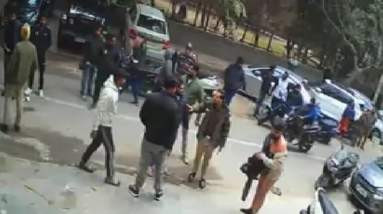 बाप-बेटे को लाठियों से सरेआम पीटा, आरोपियों की तलाश शुरू बाप-बेटे को लाठियों से सरेआम पीटा, आरोपियों की तलाश शुरू